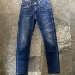 Levis Jeans - Jätte stiliga Levis jeans som är perfekt till alla säsonger 🍃🍁. Jeansen är i stroleken W29 L 32 och är i nyskick med inga defekter. Köpta för 1299kr men jag säljer de bara för 399kr. Skicka om du har några funderingar😄.