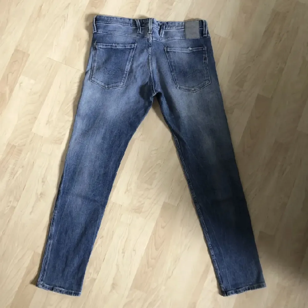 Säljer dessa assnygga replay jeans då jag köpt dem men de inte passade. Skick 9/10. Jeans & Byxor.