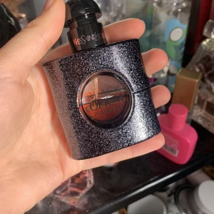 Black opium 30 ml - Säljer nu min black opium parfum, en utav mina favoriter. Tänkte skaffa en större flaska därav säljer jag denna. Uppskattad mängd kvar, 60% av 30ml