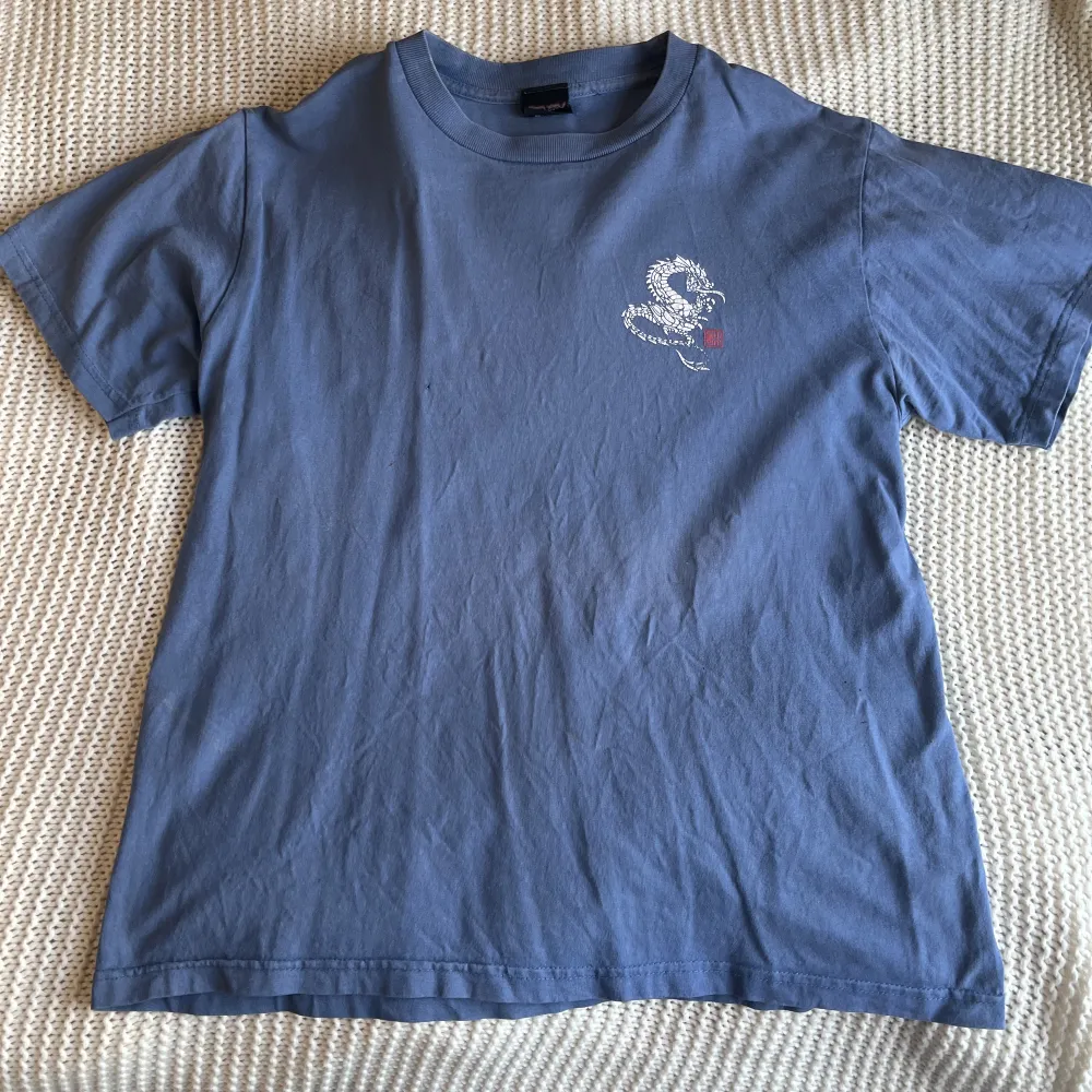 Väldigt snygg stussy t-shirt i en sjukt fin blå färg. T-shirts.