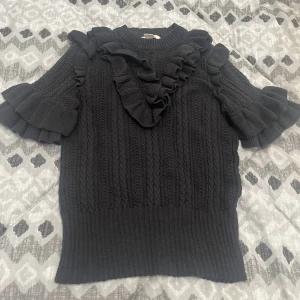 Stickade Tröja /kort armad  - Den här fina stickade tröja har använt ett par gånger.