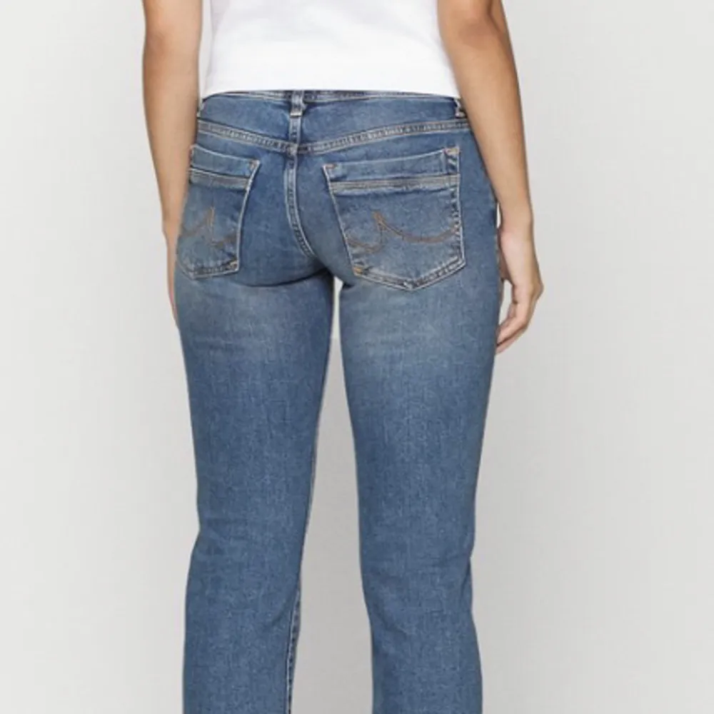 Säljer min jättefina Ltb jeans då de är lite stora💗 de är små hål i midjan på insidan men inget som syns utifrån skriv pv för bilder på de💕därav är priset lite lägre köpta nya för 900 kr av mig nästan aldrig använda ✨köparen står för frakten. Jeans & Byxor.