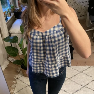 Söt topp - Säljer denna jättesöta toppen från GAP! Kommer tyvärr inte till användning längre, inga defekter finns💞passar mig som även bär s/m då man kan justera bandens längd 