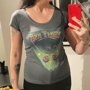 T-shirt med tryck - T-shirt med tryck. Använd enstaka gånger, så väldigt fint skick.  Jag på bilden är strl. S-M