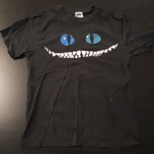 T-shirt med tryck - En t-shirt med tryck i bra skick. 100% bomull.