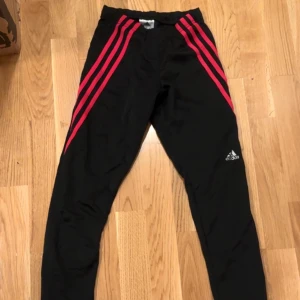 Adidasbyxor  - Säljer dessa Adidasbyxor som är i väldigt bra skick och har rosa ränder framtill. Sköna att ha på sig! 💗