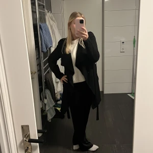 Svart kappa  - Svart lite tunnare kappa från object!💞 Inget slitage och knappt använd 