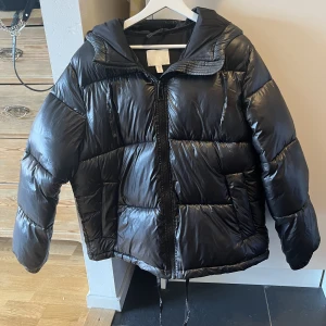 Vinterjacka - Vinterjacka från hm. Köpte förra året och använde i vintern, men ser ut som ny utan defekter. 