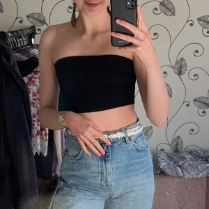 Tubtopp  - En svart tubtopp från H&M (divided)! Superfin och knappt använd 🖤