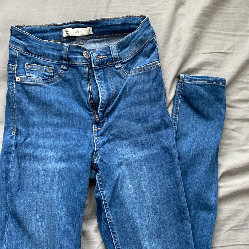 Molly high waist jeans från Gina Tricot! Lite använda men i mycket bra skick! 💙. Jeans & Byxor.