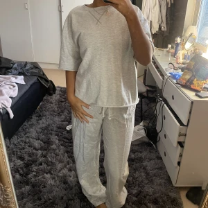 Zara sett - Nästan nytt zara sett i strl s i båda. Dom är lite långa på mig som är 165 men det beror på hur högt i midjan man vill ha dom. 