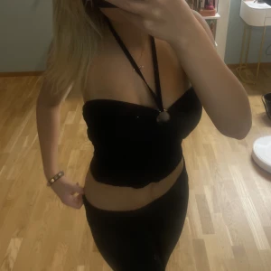 Linne - Ett jätte fint linne som man knyter där bak så de går att variera på längden 💗 10/10 skick har knappast använts