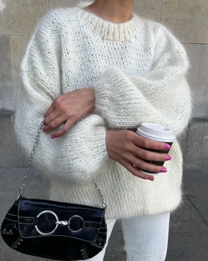 Nakd Stickad  - Superfin och mysig stickad nu till hösten! 🍂🍂skriv privat för fler bilder, lånad första bild ☺️