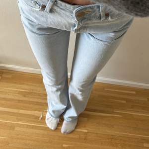 Supersnygga low-waist jeans från BikBok. Ljusblåa🩵 Ord. storlek är W24 L32, men har klippt av en bit så de passar mig som är 160cm lång💗