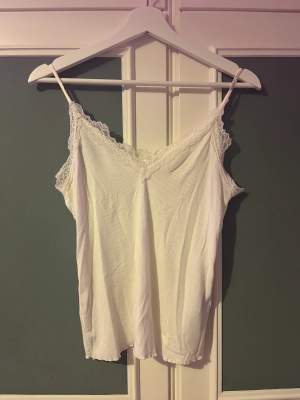 Jättefin vitt linne som inte använd längre, är i XL men sitter mer som en L🥰
