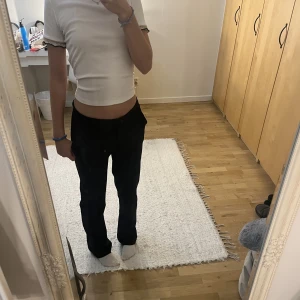 Kostymbyxor💘🪩 - Säljer ett par svarta kostymbyxor från lager 157. Säljer pågrund av att jag tycker inte att dom sitter så bra på mig och har andra som jag använder mer. Nypris 200kr, endast testade💘🪩