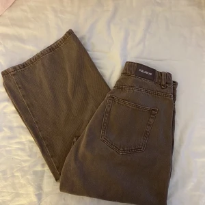 Pull & bear jeans - Bruna super snygga utvidga jeans från pull & bear! Aldrig använda och är då i nyskick. Pris kan diskuteras, köparen står för frakt💕