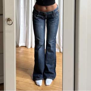 snygga lågmidjade jeans midja 82, innerbenslängden 83❤️andvänd köp nu