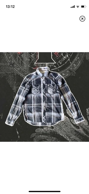 Affliction skjorta  - Riktigt fet skjorta semetary vibe af 🙏🙏🩸🩸😱 tar Trades osv