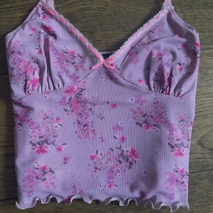 super cute purple/pink lace floral top  - from urban outfitters original price around 300kr only worn once, not out!!