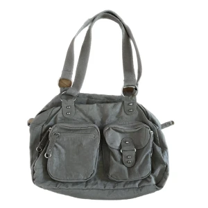 Snyggaste Cargoväskan - Intressekoll på denna snygga cargoväska! Den är köpt på Sellpy och är sparsamt använd. Endast lite sliten högst upp på hantagen, me det är inget man tänker på. Finns även axelremsband. Perfekt skolväska då den är sååå rymlig och har massa fack! 🩷