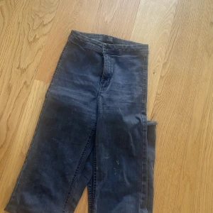 Bershka jeans 34 - Välanvänd, fläckar uppkommer men ska kunna tvättas bort