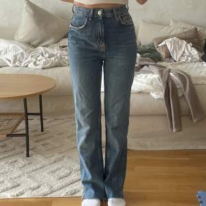 Jeans från pull&bear i storlek 32 passar mig som har xs. Knappt använda. Är 1,60cm.