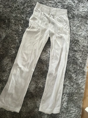 Juicy couture byxor - Fina juicy byxor i bra skick, säljer då jag inte använder de längre, pris kan diskuteras vid snabb affär