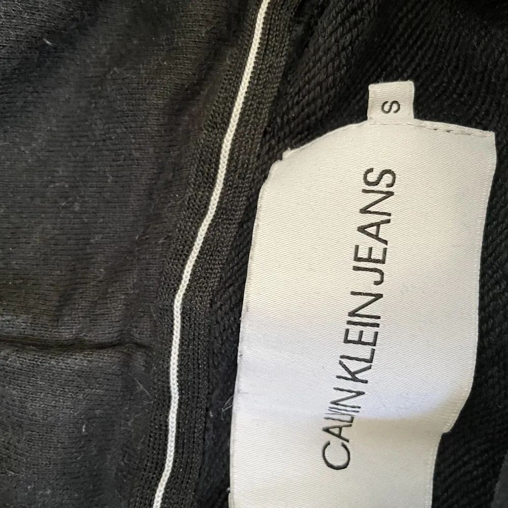 Säljer min Calvin Klein Jeans Hoodie, den är fint skick men använd, den är storlek S, tveka inte på att skriva vid fler frågor. . Hoodies.