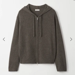 Soft Goat Hoodie - Världens mysigaste och snyggaste hoodie från soft goat! Använd 3 gånger, helt som ny utan defekter. Storlek M men passar även S. Nypris 2895kr!