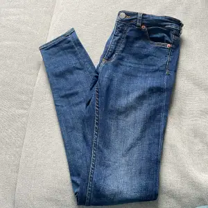 Mörk blåa jeans, från Monki. Högmidjade snygga jeans som kan användas till det mesta. Är i fint skick och använda 2-5 gånger. Skickar gärna fler bilder om du är intresserad. Ps frakt tillkommer ✨