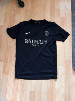 PSG balmain tröja - Storlek M men passar även S. Vill bara ha bort då den aldrig kommer till användning. Inte äkta då psg inte har gjort nått collab med balmain