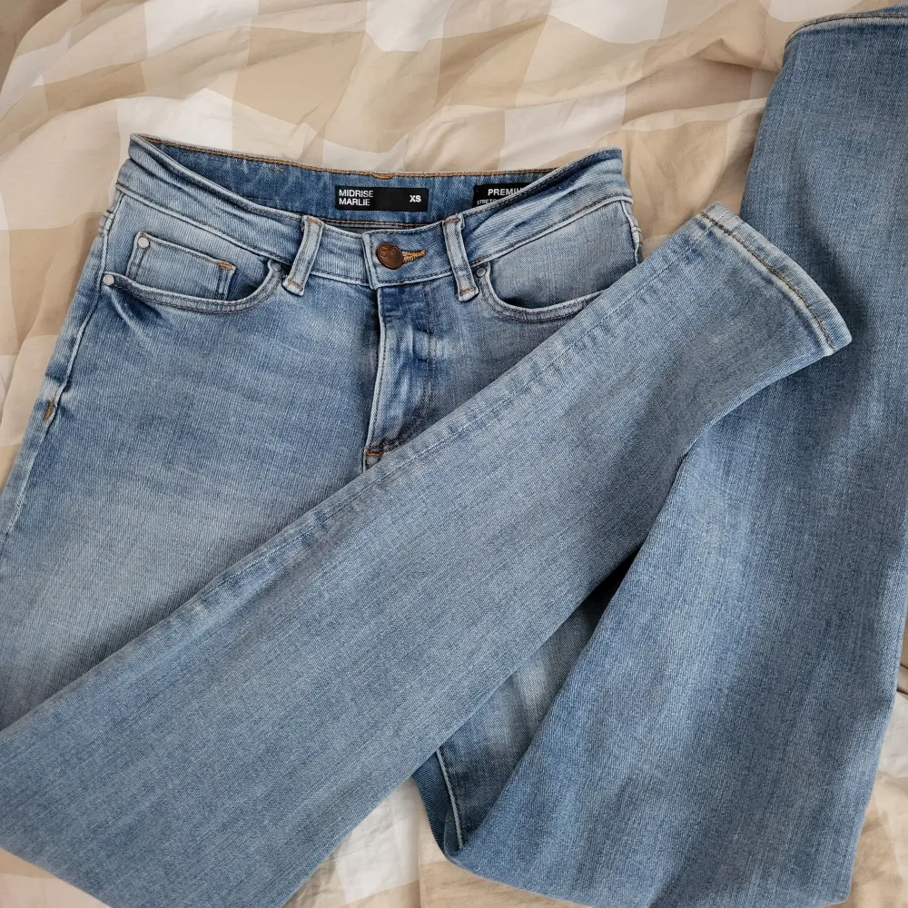 Midraise jeans som lika gärna kan kallas low waist då de är väldigt låga som man ser på bilden💗. Jeans & Byxor.