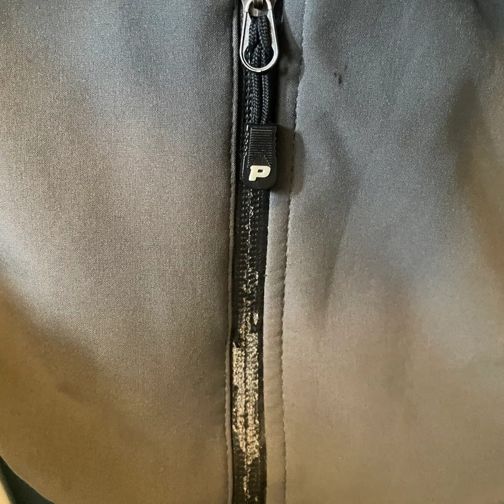 Hej säljer en gammal Peak performance jacka. Jackan har tappat lite färg på 2 dragkjedjor men annars felfritt, jackan är XXL men passar L.. Takit.