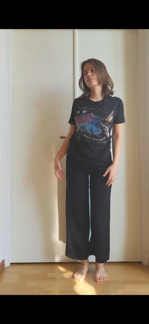 PANIC! AT THE DISCO topp - PANIC! Tröja köpt från Hot topic.  Använt fåtal gånger. Passar storlek S och M