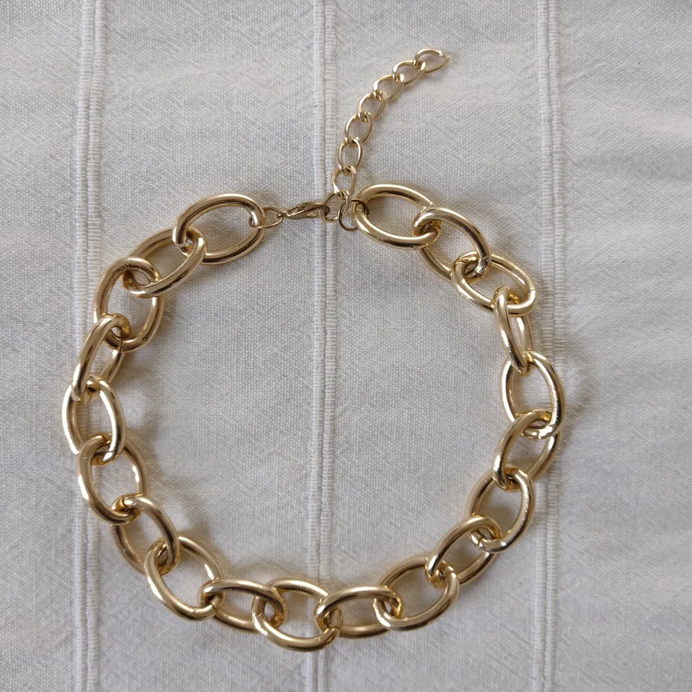 Snyggt guldfärgat chunky halsband. Längd: ca 41 cm + 7.5 cm (förlängning). Lite skav/mindre märken.. Accessoarer.