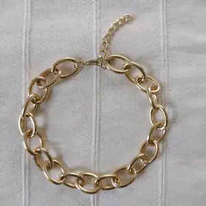 Snyggt guldfärgat chunky halsband. Längd: ca 41 cm + 7.5 cm (förlängning). Lite skav/mindre märken.