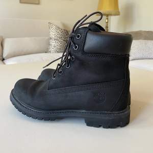 Svarta kängor från Timberland. Klassisk modell. Som nya, använda fåtal gånger.  Strl. 38/39