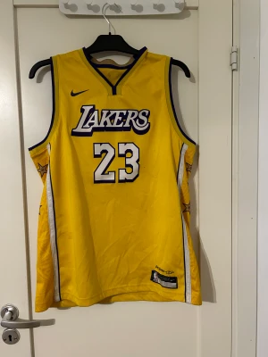 Lakers linne  - Oanvänd basket linne 