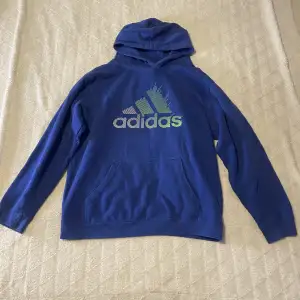 Blå adidas hoodie med grönt tryck, fint skick, storlek L! <3 DM vid frågor osv! 