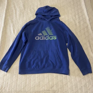 Adidas hoodie 💙 - Blå adidas hoodie med grönt tryck, fint skick, storlek L! <3 DM vid frågor osv! 