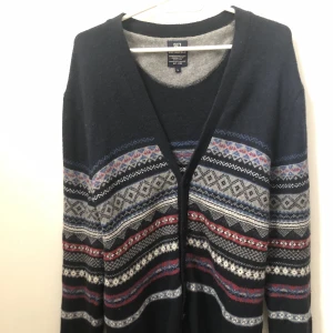 Blå cardigan - Aldrig använt då jag tycker att den sitter lite konstigt på mig, annars i jättefint skick perfekt när det börjar bli kallt ute🍁