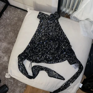 Festtopp från Gina tricot - Super fin fest topp som tyvärr inte kommit till användning! Knappar i krage och knyte i bak.