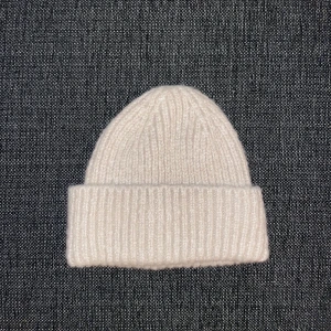 Helt ny beige mössa - Helt oanvänd beige stickad mössa från Wera/Åhléns.