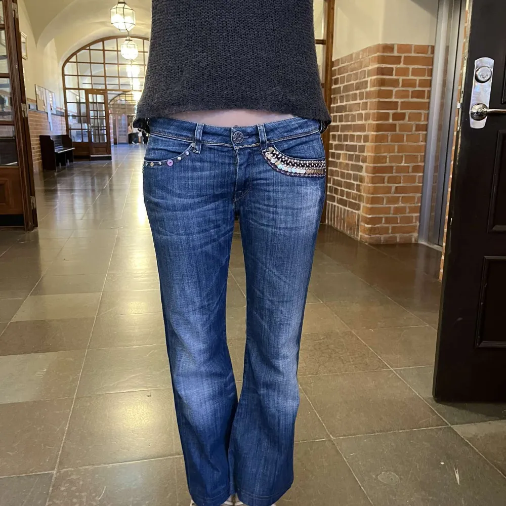 Midjemått 37cm och längd 97 cm 💕skriv för mer info!!. Jeans & Byxor.