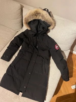 Canada goose jacka  - Säljer min canada goose jacka shelburne parka dam. I storlek S. Mycket gott skick som ny, inga skador på jackan. Äkta päls. Köpt på Johnells 