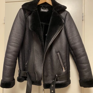 Pieces jacka xs/s - Säljer min jacka från pieces i strl xs köpt för 999kr. Använt ett fåtal gånger under vintern men säljer på grund av att den inte kommer till användning🌸