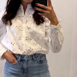 Super fin blus🙌🏼 - Med broderade blommor på, aldrig använd ifrån veromoda🫶🏼