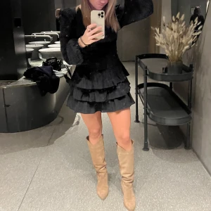 Volang klänning - Super fin volang klänning från zara i storelk S, kommer tyvärr inte till användning längre 🖤