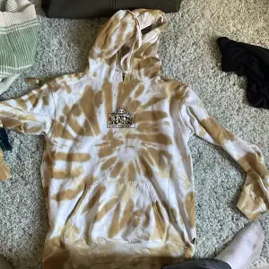 Tiedye vans hoodie som inte passar min stil längre 